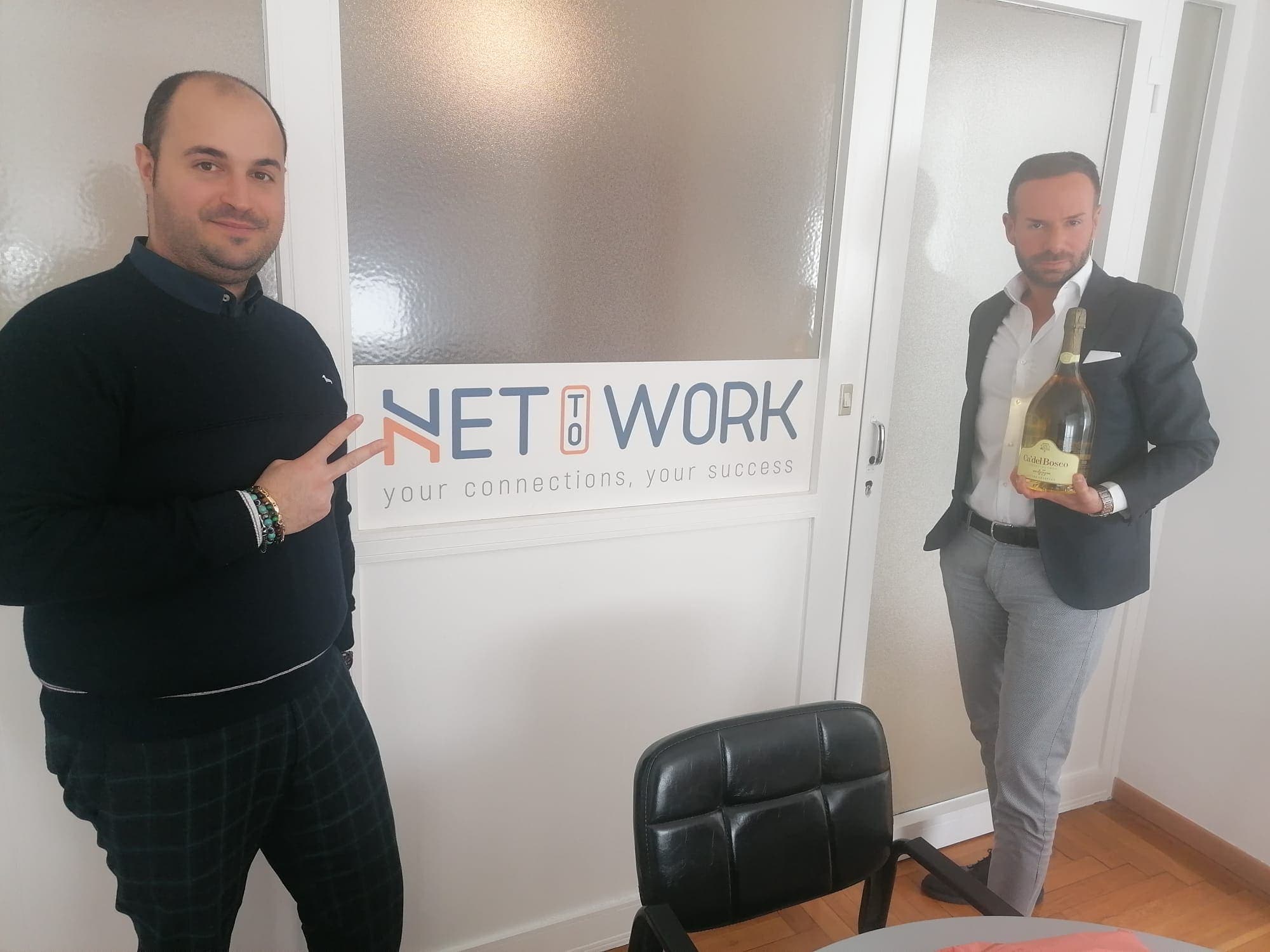 Il team davanti all'entrata di Nettowork