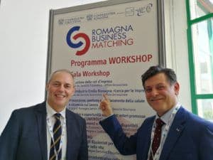 Viero Negri e Paolo di Marco davanti al cartellone di presentazione del workshop